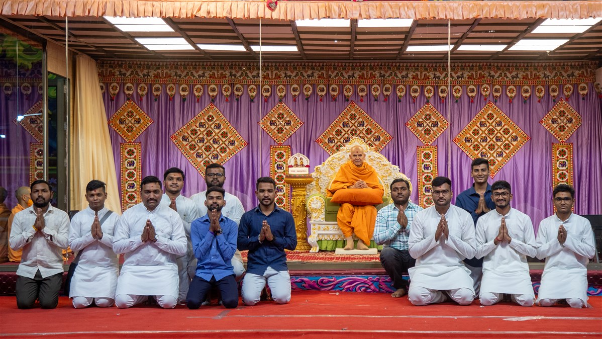 Devotees with Swamishri