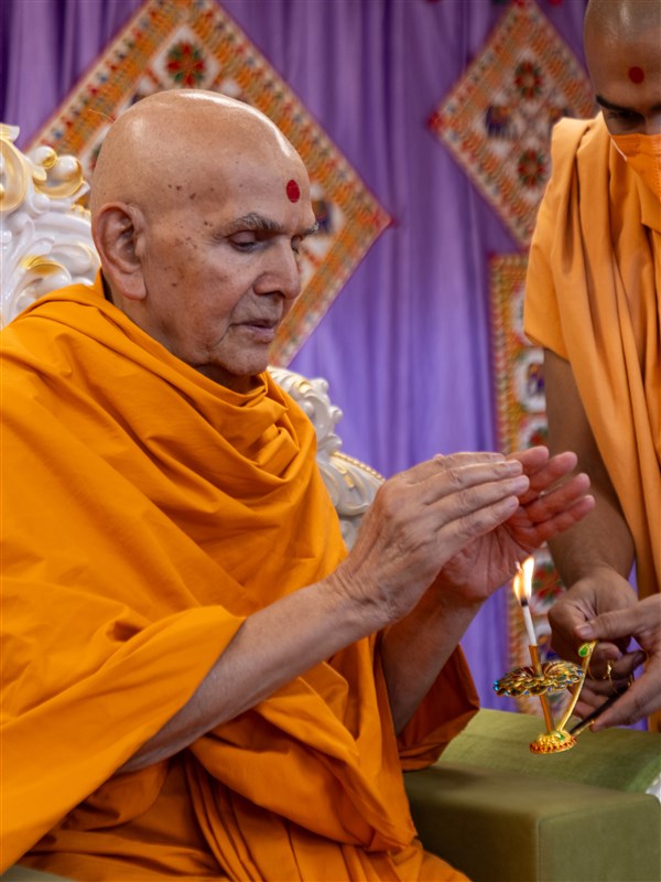 Swamishri take ashka after the arti
