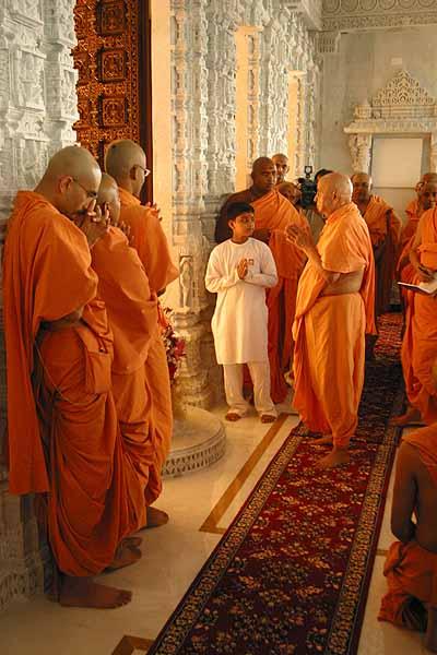 Balika Din July 30, 2004 -  Swamishri has darshan in the Mandir 