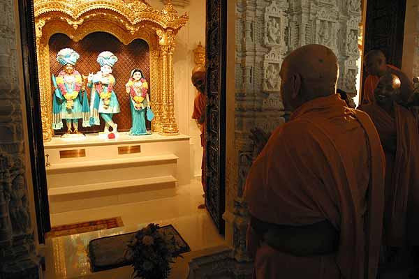 Balika Din July 30, 2004 -  Swamishri has darshan of Shri Harikrishna Maharaj and Shri Radha Krishna Dev