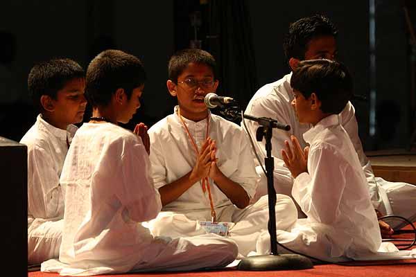 Balika Din July 30, 2004 -  Balaks singing kirtans during Swamishri's morning puja 