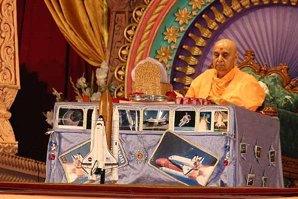 Balika Din July 30, 2004 -  Swamishri turns the mala