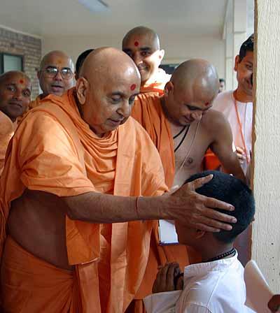 Balika Din July 30, 2004 -  Swamishri blesses balaks on Bal-Balika Din