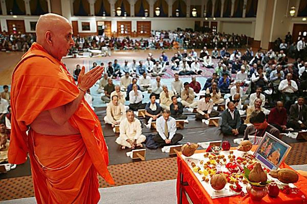  Swamishri completes the mahapuja vidhi