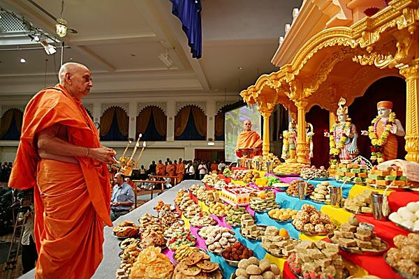  Swamishri perfoms the murti pratishtha arti