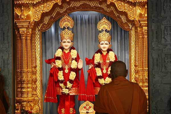  Swamishri has darshan of Shri Akshar Purushottam Maharaj 