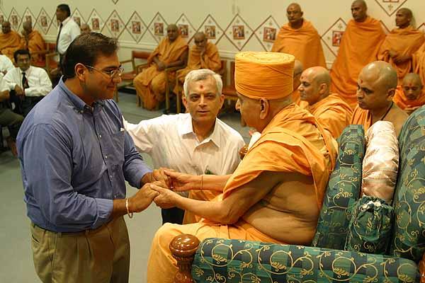  Swamishri meets with physicians at the Medico-Spiritual Conference 