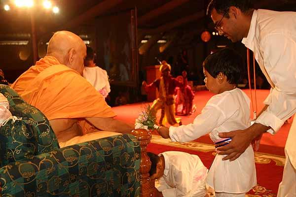  Balaks offer flowers to Swamishri on Guru Bhakti Din 