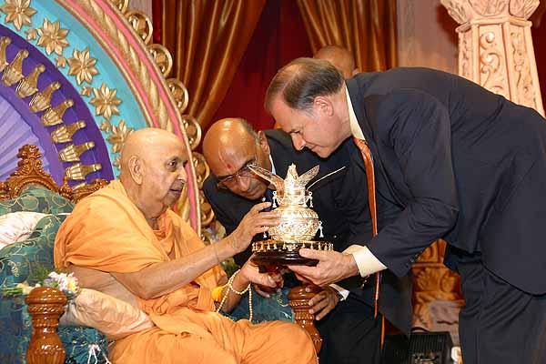 Swamishri presents an Amrut Kalash to Congressman Nick Lampson of the 9th Congressional District, Texas 