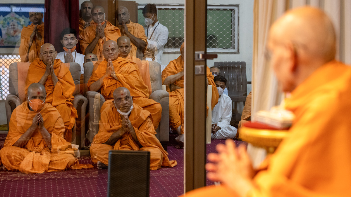 Pujya Tyagvallabh Swami, Pujya Viveksagar Swami and swamis doing darshan of Swamishri