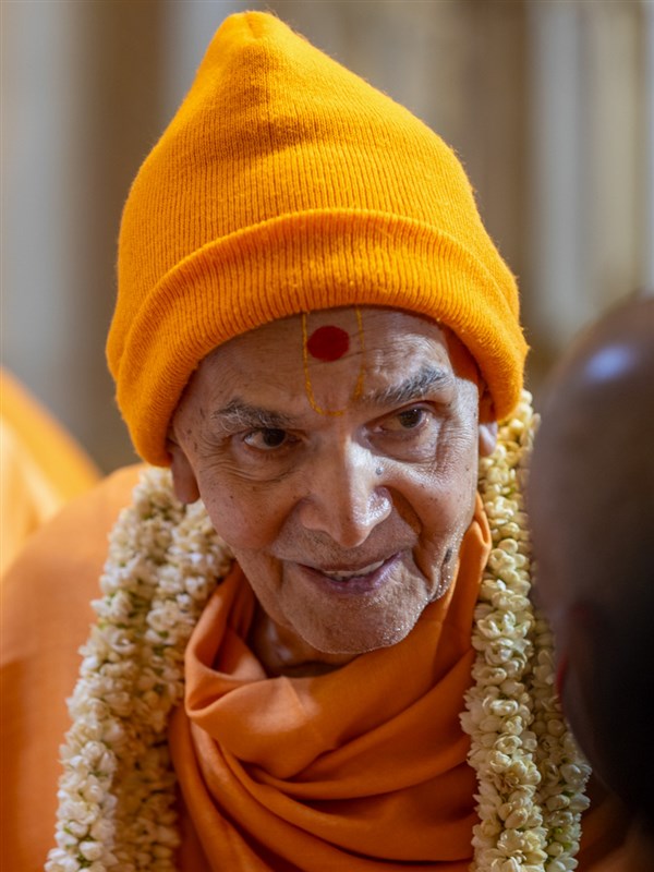 Swamishri in conversation with a swami