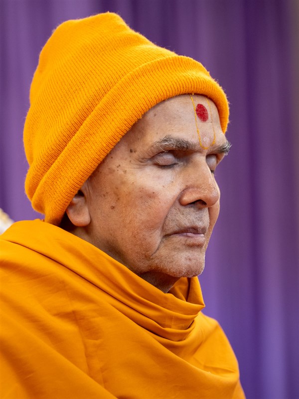 Swamishri engrossed in kirtan 