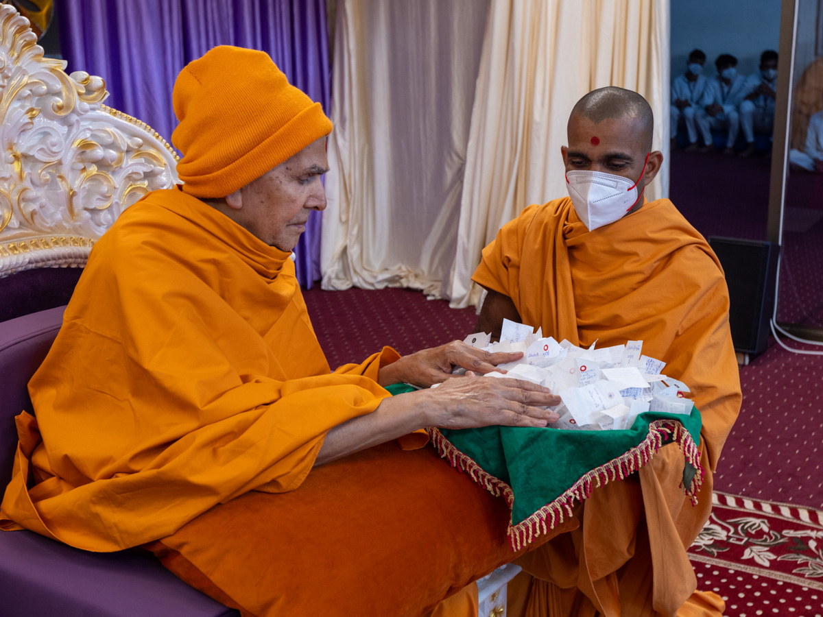 Swamishri sanctifies prayers from devotees