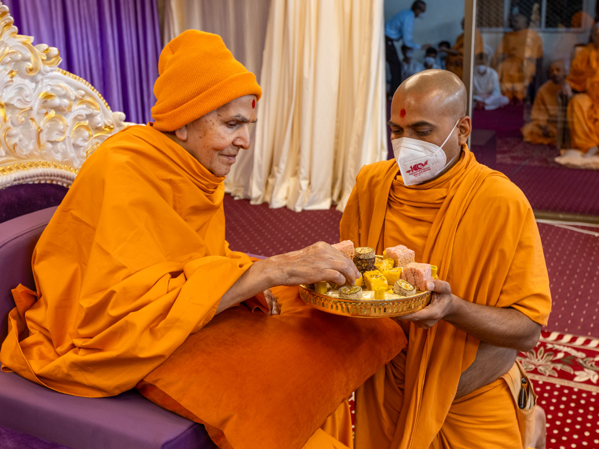 Swamishri sanctifies prasads