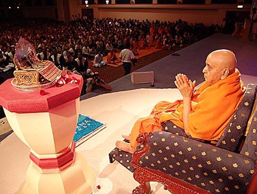  Swamishri performs mantra pushpanjali
