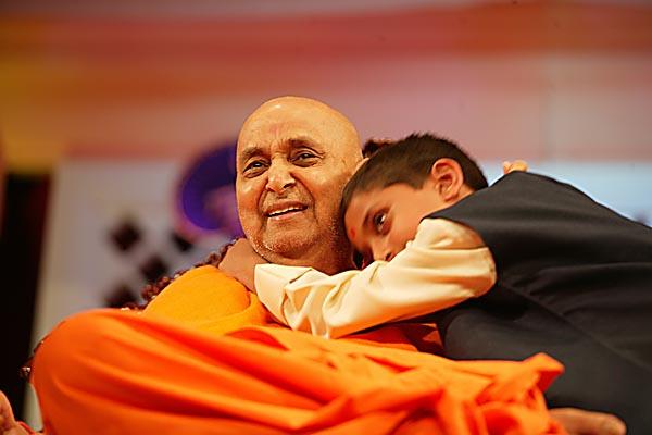  A young child shows his love for Swamishri