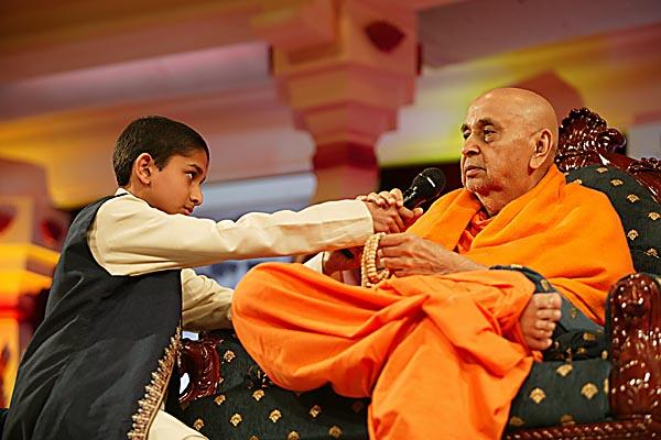  Swamishri shares his thoughts with a balak