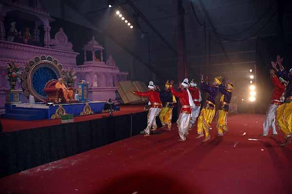 Kishores perform a dance in Swamishri�s presence