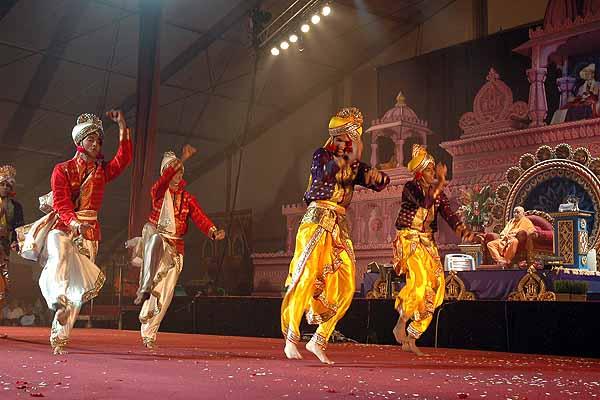 Kishores perform a dance in Swamishri�s presence