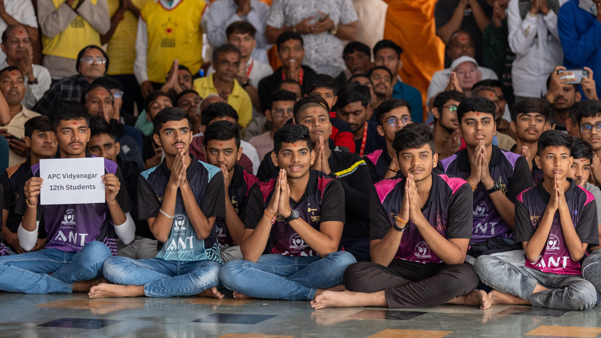 Students of the Akshar-Purushottam Chhatralaya, Vidyanagar, doing darshan of Swamishri