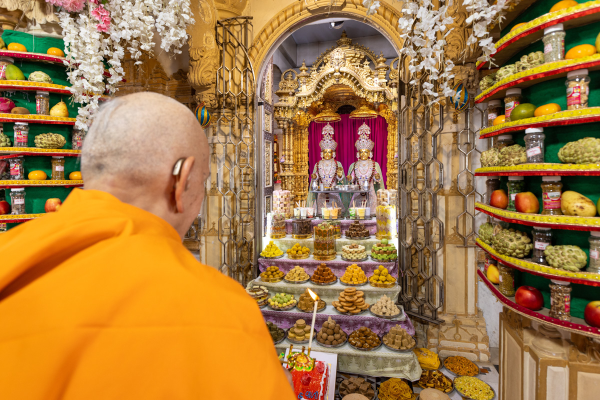Swamishri performs the Dev Diwali annakut arti