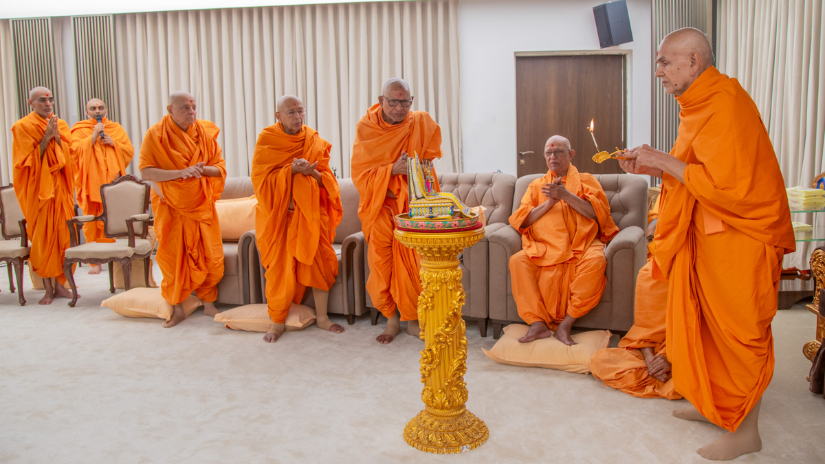 Senior swamis doing darshan of the arti