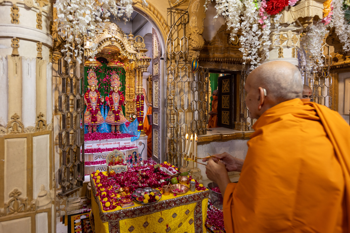 Swamishri performs the arti on the 5th anniversary of Shri Swaminarayan Arti, Shri Swaminarayan Mahapuja and Shri Sahajanand Namavali