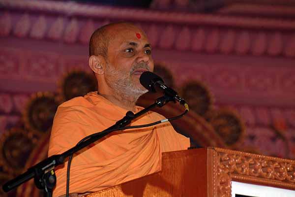 Pujya Viveksagar Swami addresses the evening assembly 