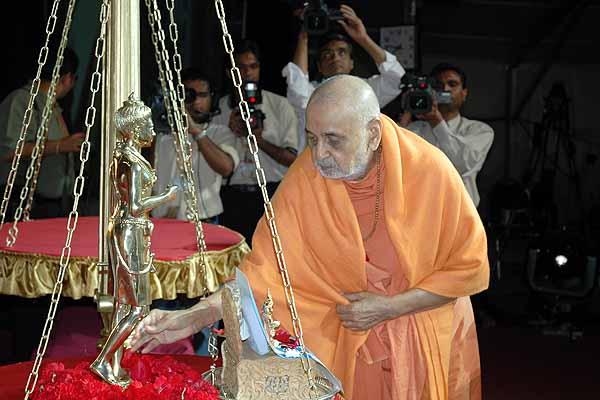 Swamishri does pujan of Shri Nilkanth Varni