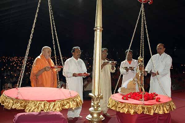 Swamishri and devotees perform arti