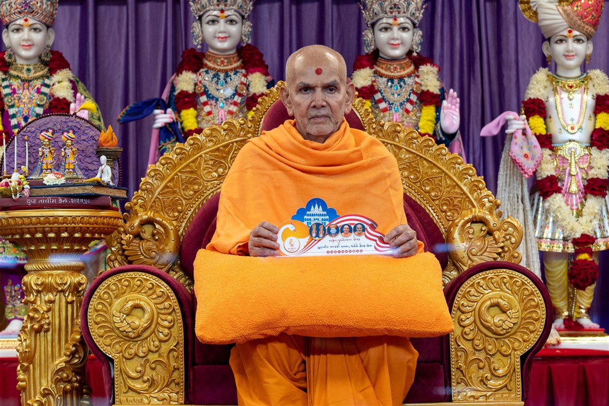 Swamishri sanctifies a trophy