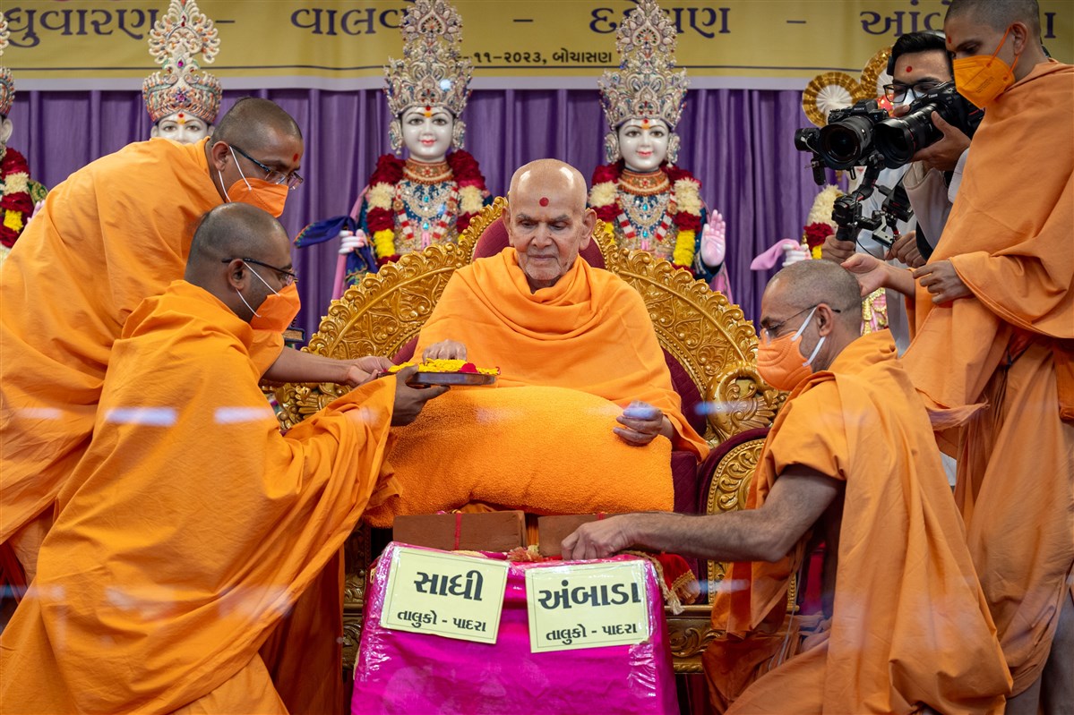 Swamishri sanctifies bricks to start construction of BAPS Shri Swaminarayan Mandirs in Sadhi and Ambada (Padra), India