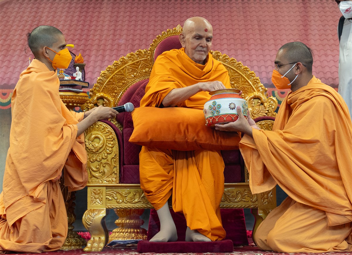 Swamishri sanctifies prayers