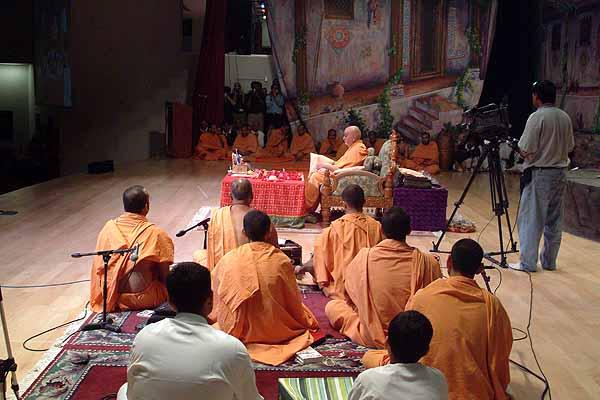 Swamishri performs mala as saints sing kirtans during Swamishri�s morning puja 	