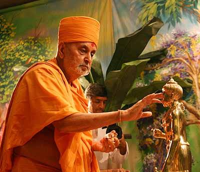 Swamishri performs the murti prathista of Shri Nilkanth Varni 	