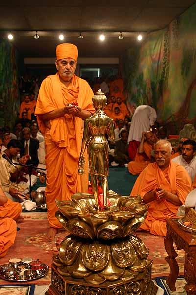 Swamishri performs the mantra pushpaanjali 