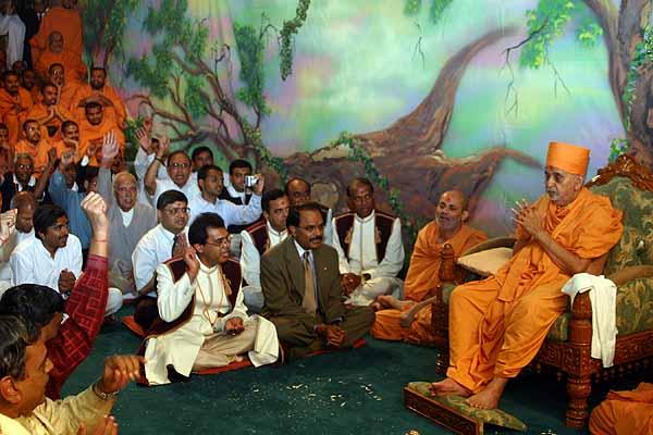 Swamishri addresses saints and devotees after the murti prathista 