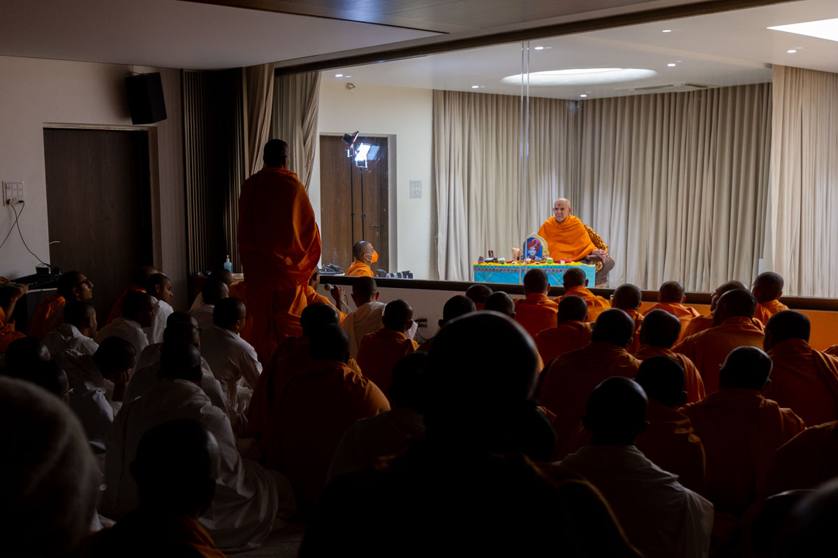 A swami recites scriptural passages in Swamishri's puja