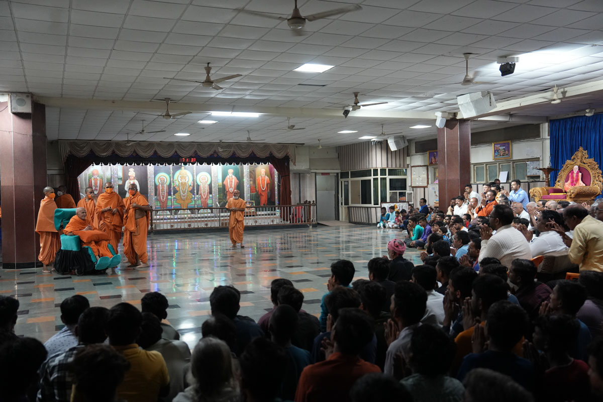 Devotees doing darshan of Swamishri in the evening