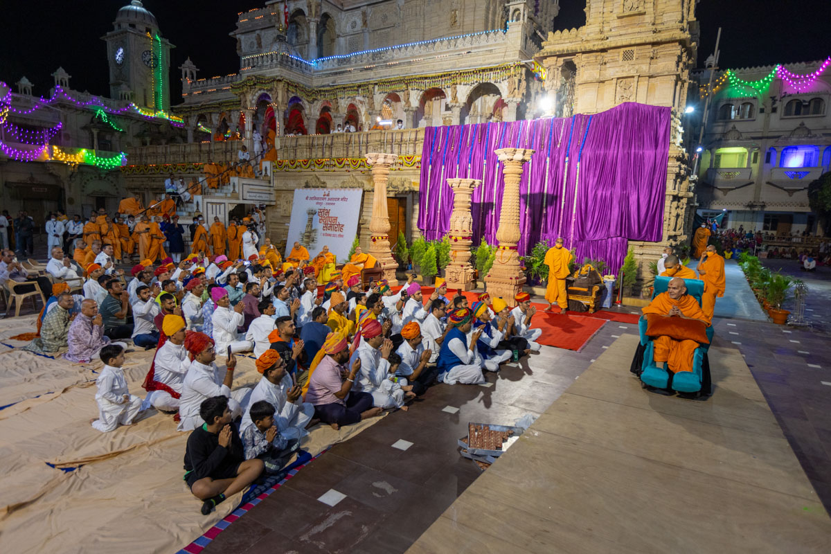 Devotees from Jodhpur doing darshan of Swamishri