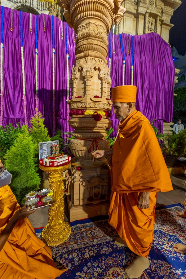 Swamishri performs the mahapuja rituals of the pillar for the new BAPS Shri Swaminarayan Mandir, Jodhpur