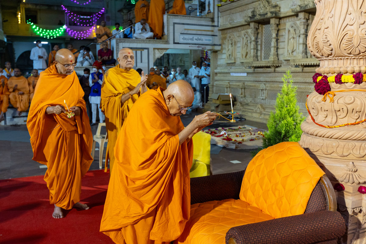 Pujya Tyagvallabh Swami and Gnaneshwar Swami perform the arti
