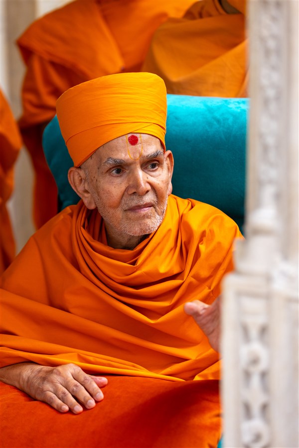 Swamishri observes a pillar