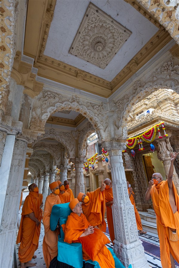 Swamishri observes arches