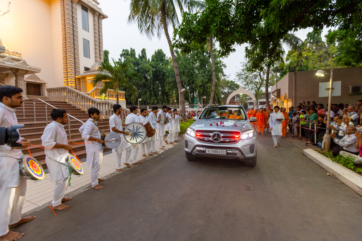 APC students welcome Swamishri