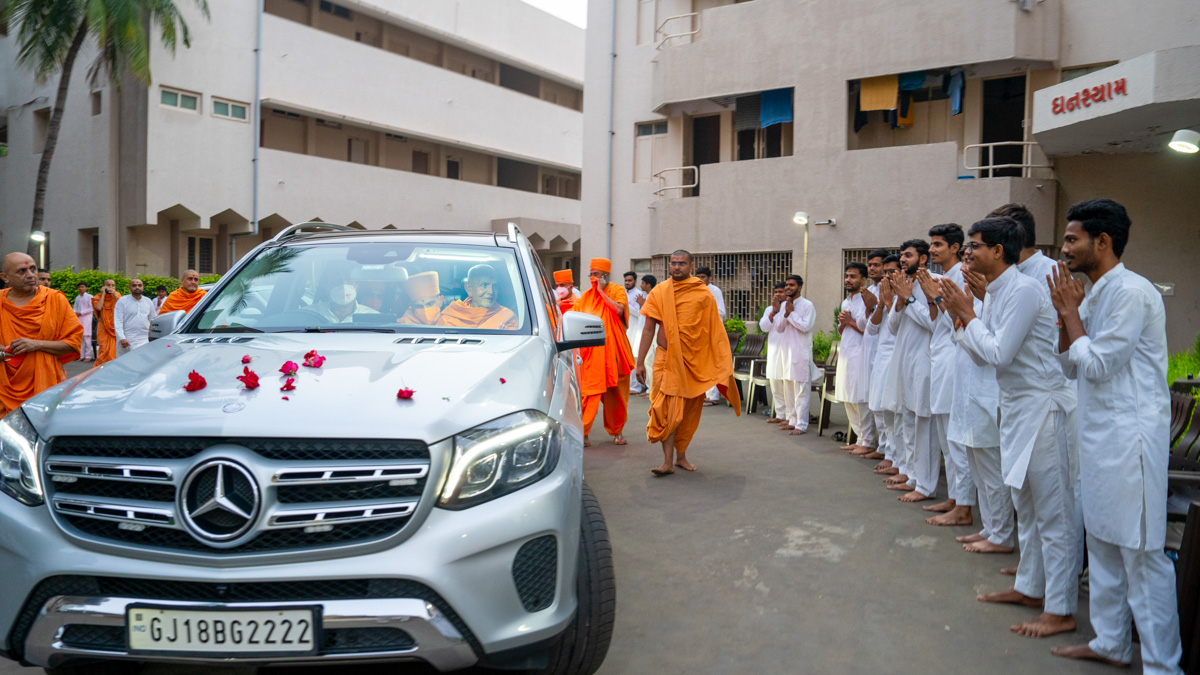 Swamishri visits the APC campus
