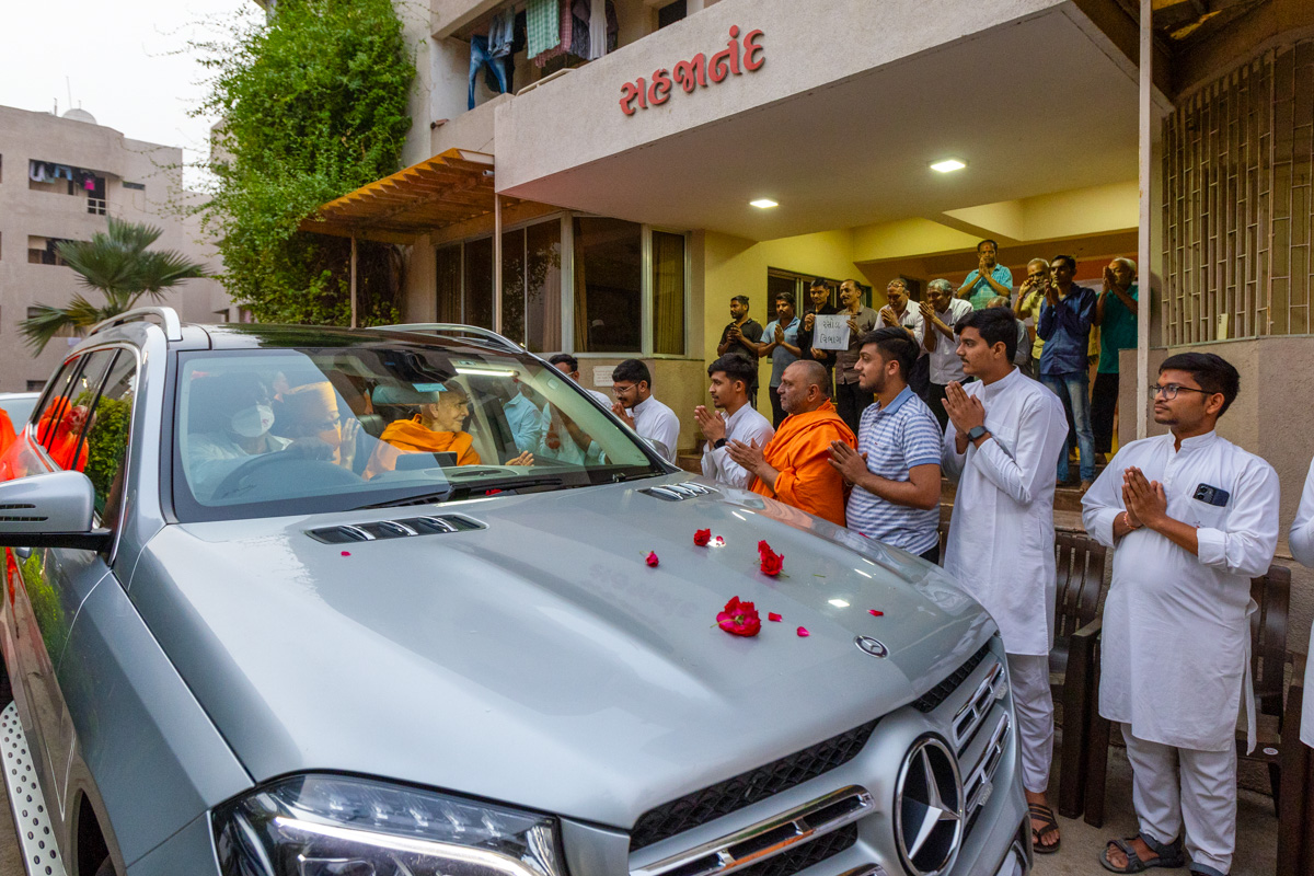Swamishri visits the APC campus