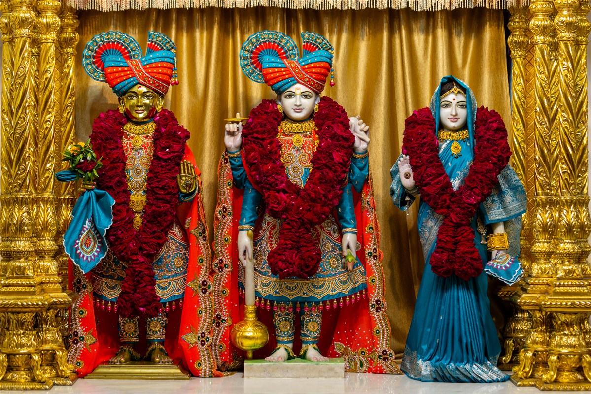 Shri Harikrishna Maharaj and Shri Lakshmi-Narayan Bhagwan 