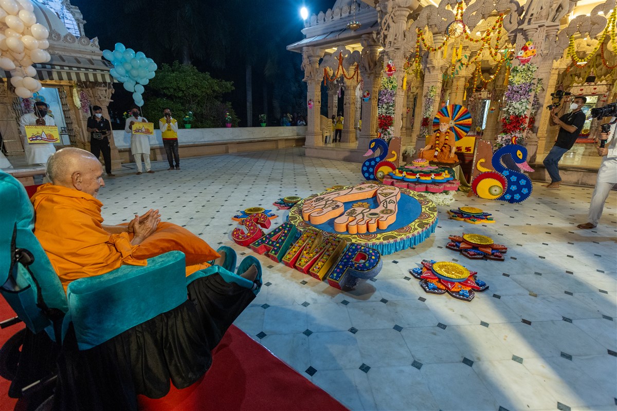 Swamishri observes decorations