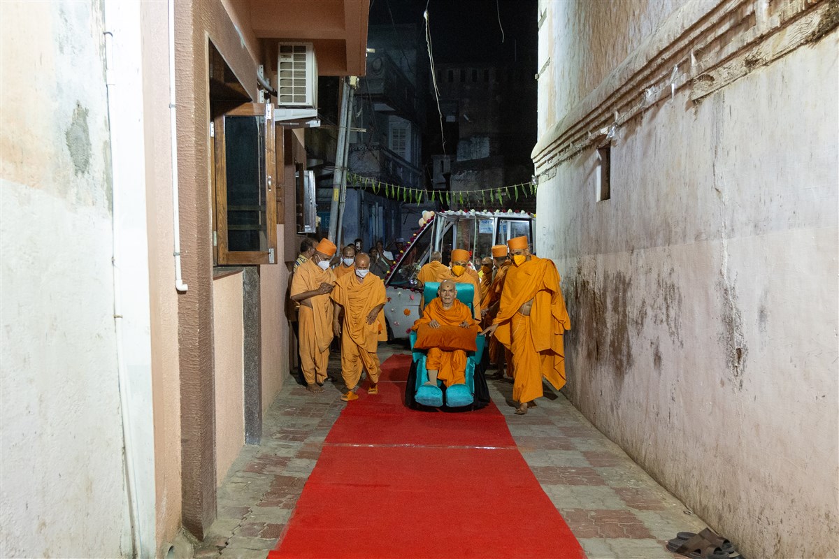 Swamishri on his way to the birthplace of Shastriji Maharaj